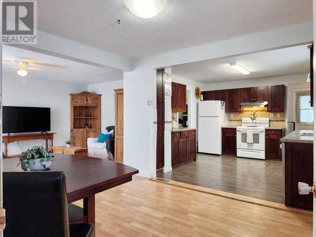 320 55 Avenue W, House detached with 3 bedrooms, 2 bathrooms and 4 parking in Claresholm AB | Image 3