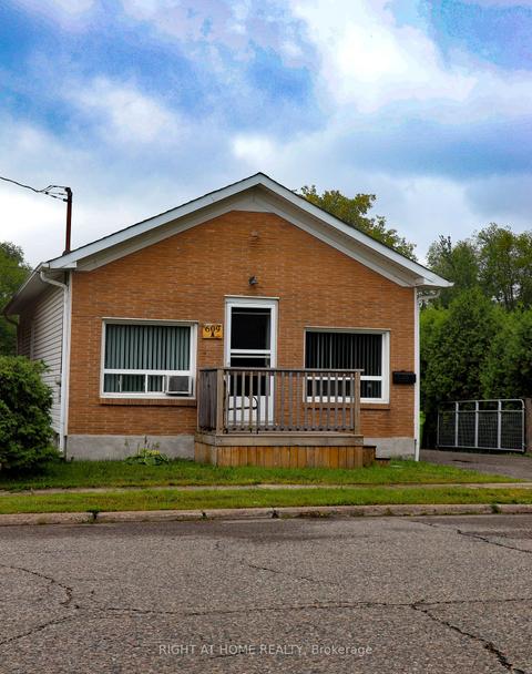 609a Douglas St, House detached with 2 bedrooms, 2 bathrooms and 5 parking in Sault Ste. Marie ON | Card Image