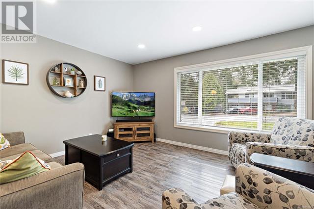 3374 Uplands Dr, House detached with 4 bedrooms, 2 bathrooms and 2 parking in Nanaimo BC | Image 3
