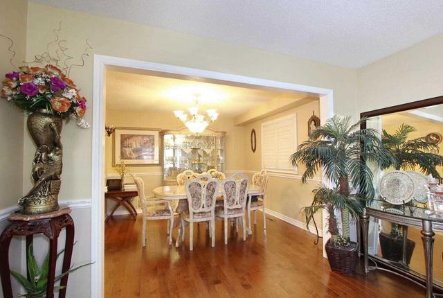 84 Sungold Crt, House detached with 4 bedrooms, 5 bathrooms and 8 parking in Vaughan ON | Image 8