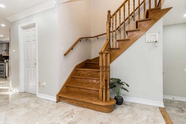 81 Townley Cres, House semidetached with 3 bedrooms, 3 bathrooms and 4 parking in Brampton ON | Image 3