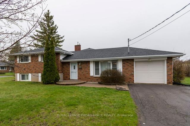 5 Plaza Sq, House detached with 3 bedrooms, 2 bathrooms and 3 parking in Belleville ON | Image 1