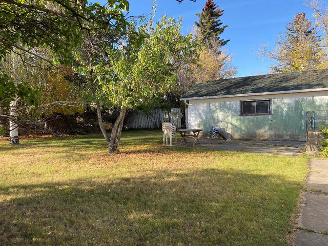 843 Dundas Street, House detached with 2 bedrooms, 1 bathrooms and 3 parking in Improvement District No.  4 Waterton AB | Image 2