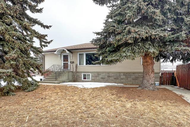 3308 2 Street Ne, House detached with 3 bedrooms, 1 bathrooms and 4 parking in Calgary AB | Image 2