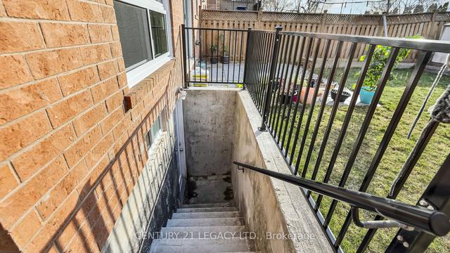 1686 Samuelson Circ, House semidetached with 3 bedrooms, 3 bathrooms and 4 parking in Mississauga ON | Image 24