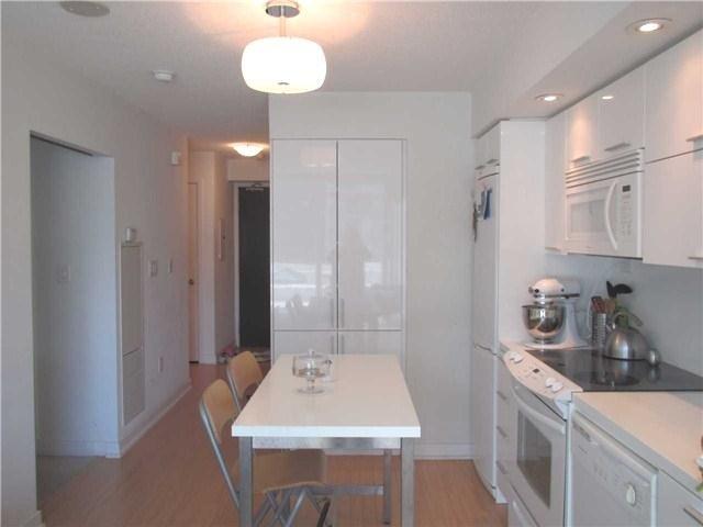 1102 - 25 Capreol Crt, Condo with 1 bedrooms, 1 bathrooms and 1 parking in Toronto ON | Image 2