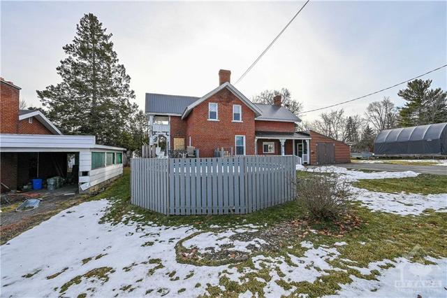 10 Vancourtland Street S, House detached with 3 bedrooms, 2 bathrooms and 6 parking in Arnprior ON | Image 1