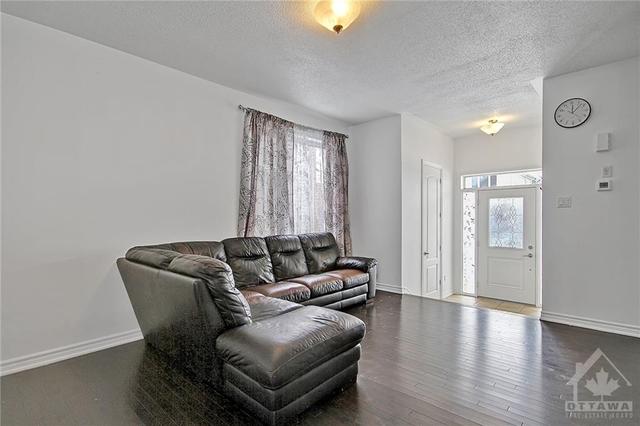 8 Darvoy Mews, Townhouse with 3 bedrooms, 3 bathrooms and 1 parking in Ottawa ON | Image 5