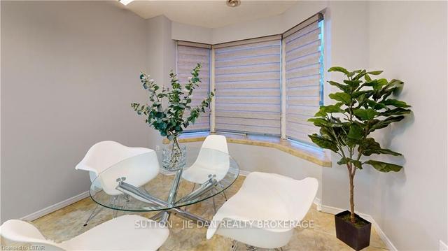 102 - 30 Chapman Crt, Townhouse with 2 bedrooms, 2 bathrooms and 2 parking in London ON | Image 6