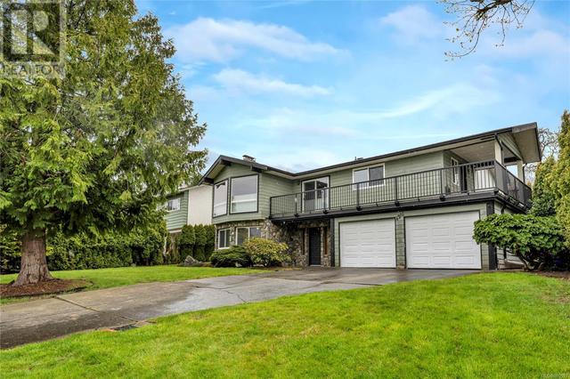 4261 Thornhill Cres, House detached with 5 bedrooms, 3 bathrooms and 6 parking in Saanich BC | Image 2