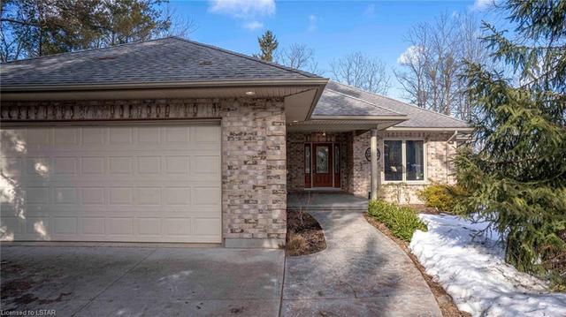1408 Rabbitwood Court, House detached with 4 bedrooms, 2 bathrooms and 12 parking in North Middlesex ON | Image 2