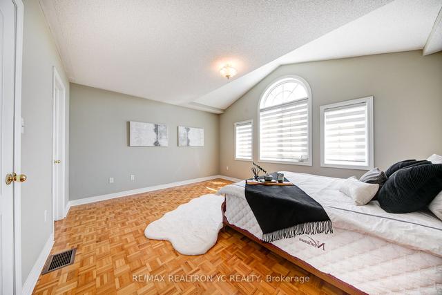 16 Thornton Cres, House detached with 3 bedrooms, 3 bathrooms and 6 parking in Vaughan ON | Image 17