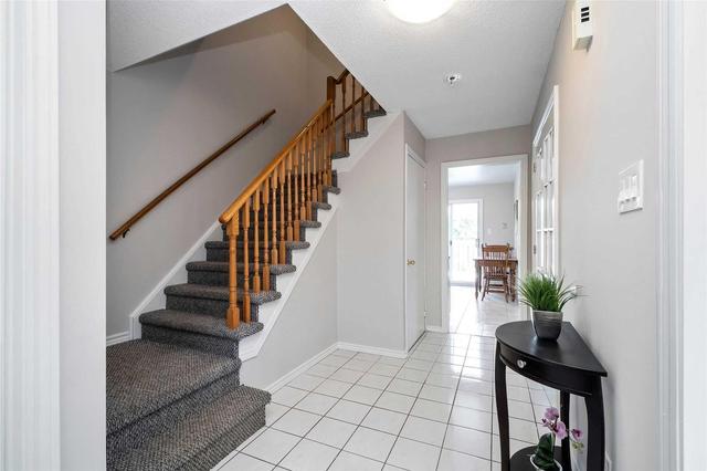 13 Salem Crt, House detached with 3 bedrooms, 2 bathrooms and 2 parking in Brampton ON | Image 3