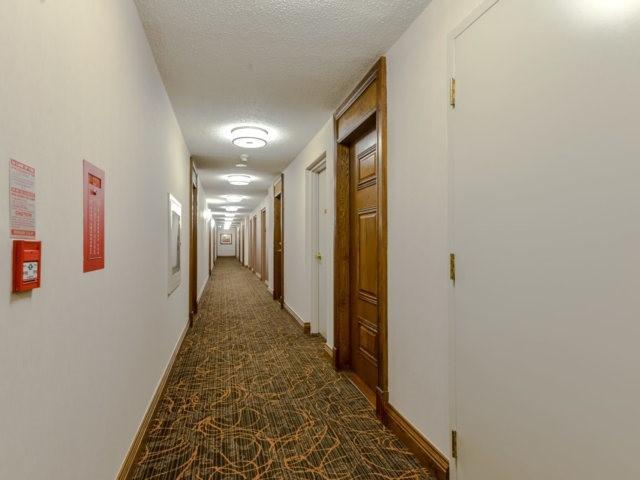 1002 - 4879 Kimbermount Ave, Condo with 1 bedrooms, 1 bathrooms and 1 parking in Mississauga ON | Image 3