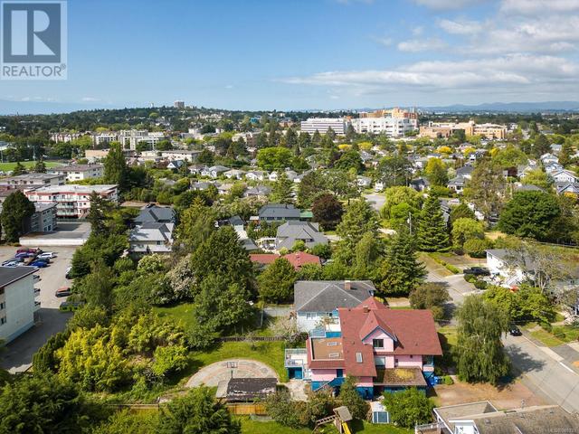 2151 Fair St, House detached with 6 bedrooms, 4 bathrooms and 2 parking in Oak Bay BC | Image 44