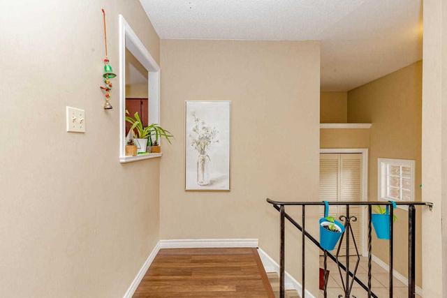 303 Magnolia Dr, House semidetached with 3 bedrooms, 2 bathrooms and 4 parking in Hamilton ON | Image 2