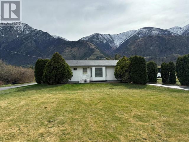 3027 Hwy 3 Highway, House detached with 2 bedrooms, 1 bathrooms and 3 parking in Okanagan Similkameen G BC | Image 1