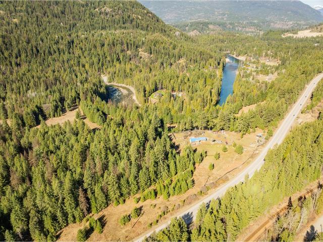 2621 Highway 3a, House detached with 2 bedrooms, 1 bathrooms and null parking in Central Kootenay I BC | Image 40