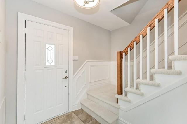 687 Demaris Crt, House detached with 4 bedrooms, 3 bathrooms and 4 parking in Burlington ON | Image 2