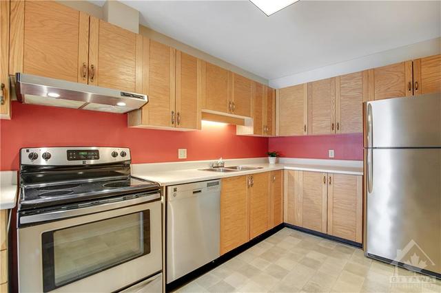 152 Presland Road, Townhouse with 3 bedrooms, 2 bathrooms and 3 parking in Ottawa ON | Image 10