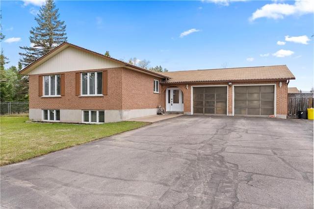 11791 Round Lake Road, House detached with 5 bedrooms, 3 bathrooms and 20 parking in Laurentian Valley ON | Image 1