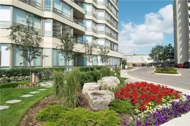 1008 - 75 King St E, Condo with 2 bedrooms, 2 bathrooms and 1 parking in Mississauga ON | Image 2