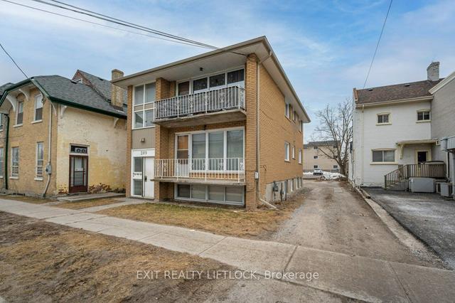 289 Simcoe St, House detached with 2 bedrooms, 3 bathrooms and 3 parking in Peterborough ON | Image 1