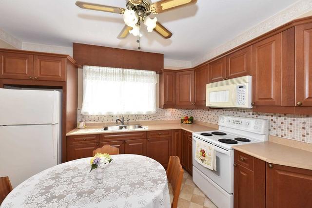 192 Chadburn St, House detached with 3 bedrooms, 2 bathrooms and 5 parking in Oshawa ON | Image 2