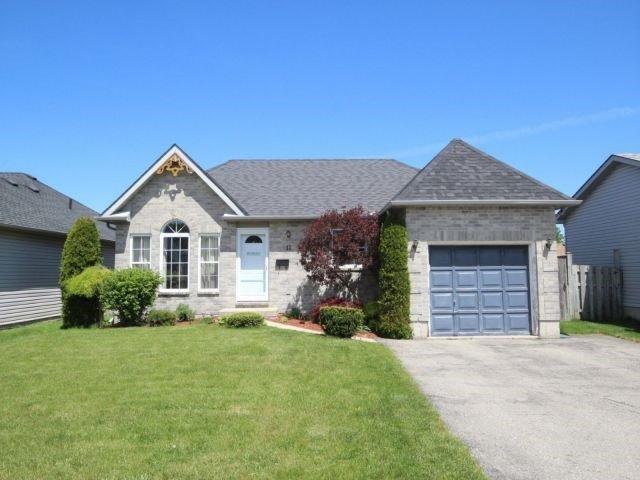 11 Pebble Beach Crt, House detached with 2 bedrooms, 2 bathrooms and 1 parking in Woodstock ON | Image 1