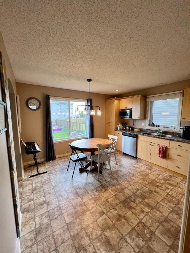 4829 53 Avenue, Home with 3 bedrooms, 1 bathrooms and 2 parking in Valleyview AB | Image 5