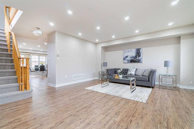 22 Pedigree Mews, House semidetached with 3 bedrooms, 5 bathrooms and 3 parking in Toronto ON | Image 4