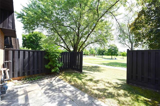 80 Darras Crt, Townhouse with 4 bedrooms, 2 bathrooms and 1 parking in Brampton ON | Image 1
