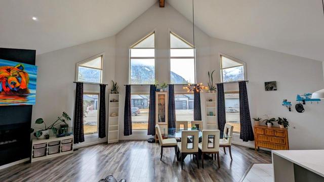 2070 Golden Eagle Drive, House detached with 5 bedrooms, 3 bathrooms and 6 parking in Sparwood BC | Image 5