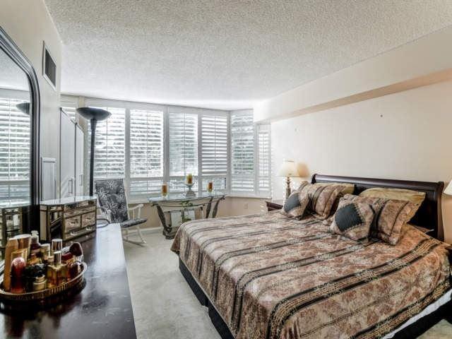205 - 24 Hanover Rd, Condo with 1 bedrooms, 1 bathrooms and 2 parking in Brampton ON | Image 5