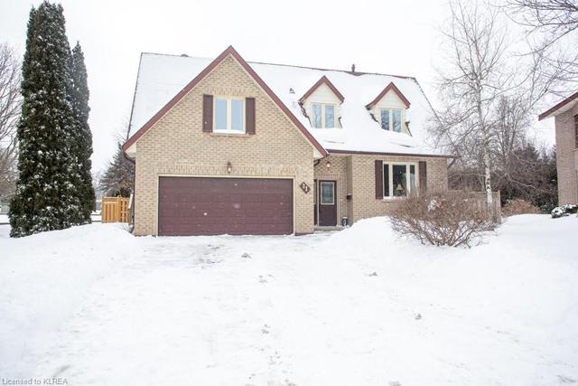 11 Don Court, House detached with 5 bedrooms, 3 bathrooms and null parking in Kawartha Lakes ON | Image 1