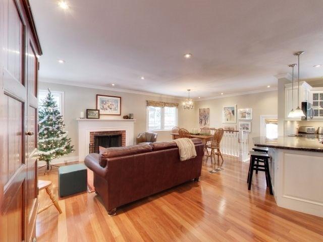 528 Lorne St, House detached with 3 bedrooms, 2 bathrooms and 2 parking in Burlington ON | Image 2