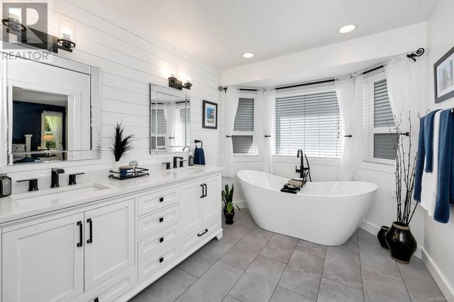 Beautifully updated 5 piece Ensuite | Image 17