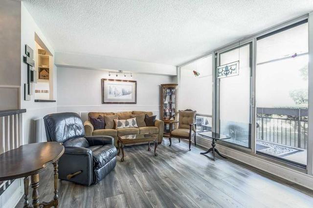 107 - 250 Scarlett Rd, Condo with 2 bedrooms, 2 bathrooms and 1 parking in Toronto ON | Image 2