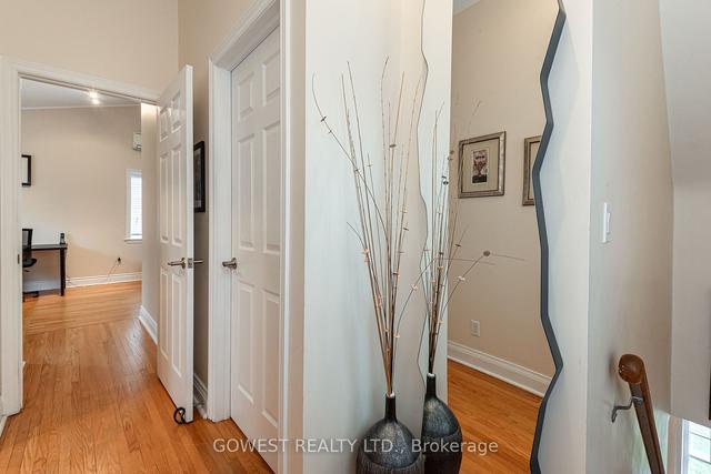 18 Worthington Cres, House detached with 2 bedrooms, 2 bathrooms and 5 parking in Toronto ON | Image 6