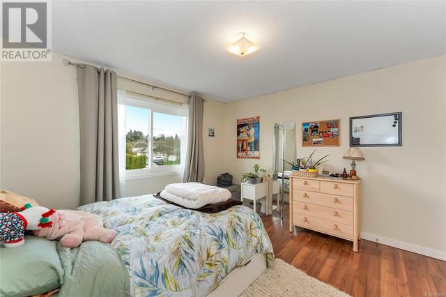 1560 Prairie St, House detached with 7 bedrooms, 3 bathrooms and 3 parking in Saanich BC | Image 16