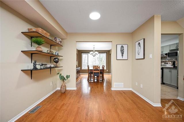 505 Wincanton Drive, Townhouse with 3 bedrooms, 3 bathrooms and 3 parking in Ottawa ON | Image 5