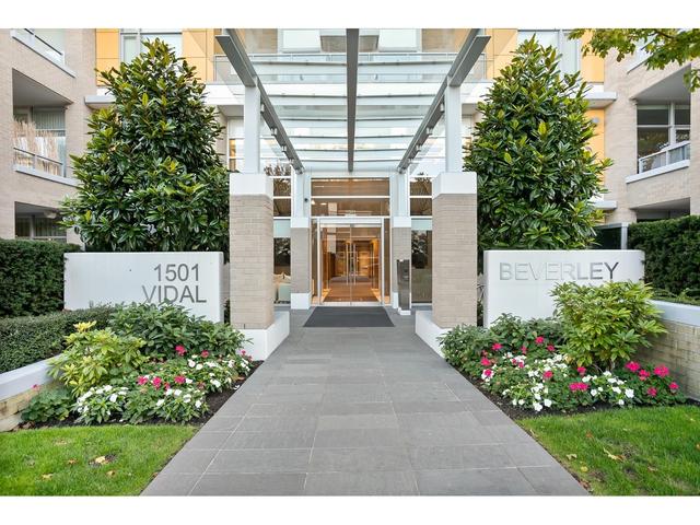 301 - 1501 Vidal Street, Condo with 2 bedrooms, 3 bathrooms and 2 parking in White Rock BC | Card Image