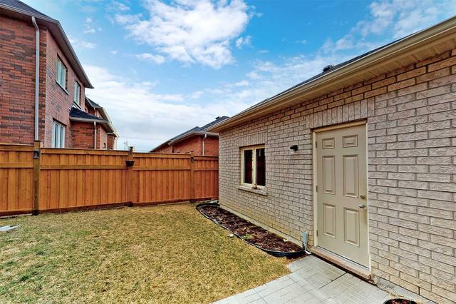 38 Ledger Point Cres, House attached with 3 bedrooms, 3 bathrooms and 3 parking in Brampton ON | Image 33