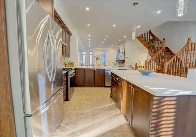 567 Sixteen Mile Dr, House attached with 3 bedrooms, 4 bathrooms and 2 parking in Oakville ON | Image 2