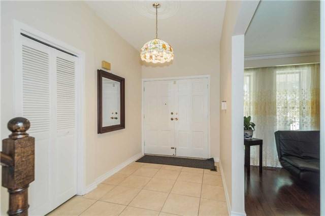 26 Ellenhall Sq, House detached with 4 bedrooms, 3 bathrooms and 2 parking in Toronto ON | Image 2