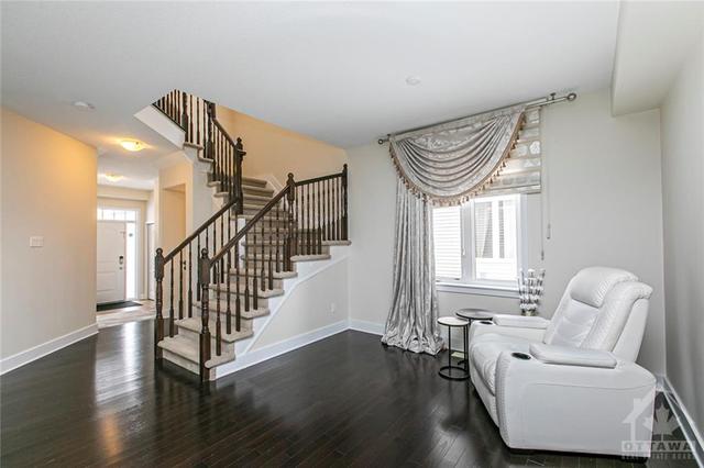 639 Willowmere Way, Home with 4 bedrooms, 3 bathrooms and 2 parking in Ottawa ON | Image 8