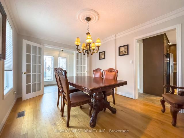 143 Colombo Cres, House detached with 3 bedrooms, 4 bathrooms and 4 parking in Vaughan ON | Image 3
