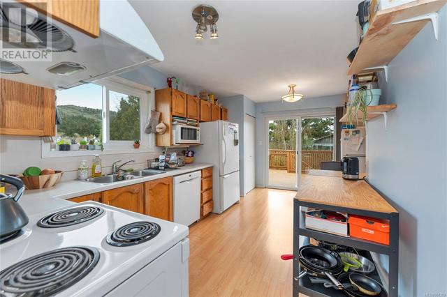 1560 Prairie St, House detached with 7 bedrooms, 3 bathrooms and 3 parking in Saanich BC | Image 4