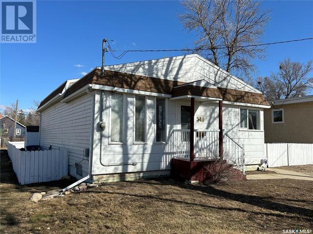 540 Alexandra Street, House detached with 3 bedrooms, 2 bathrooms and null parking in Weyburn SK | Image 2