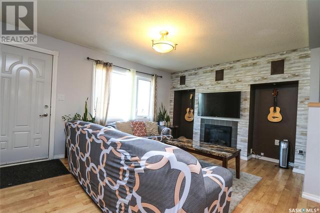 38 Redwood Drive, House detached with 3 bedrooms, 2 bathrooms and null parking in Yorkton SK | Image 2